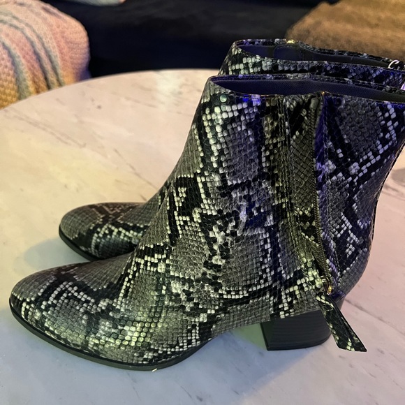 NWT  snakeskin heeled boots - Picture 1 of 4